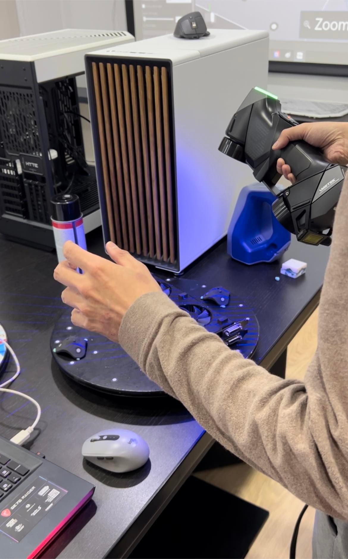 手持3D掃瞄器掃瞄轉盤上的物件