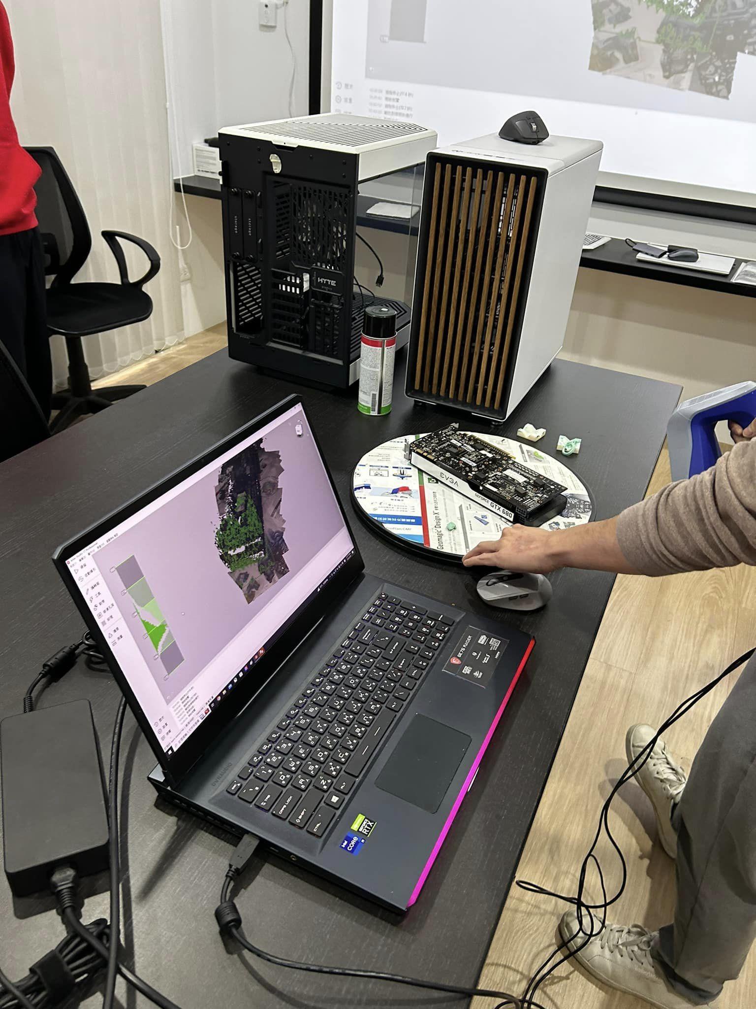筆電顯示3D掃描模型,手持掃瞄器掃描