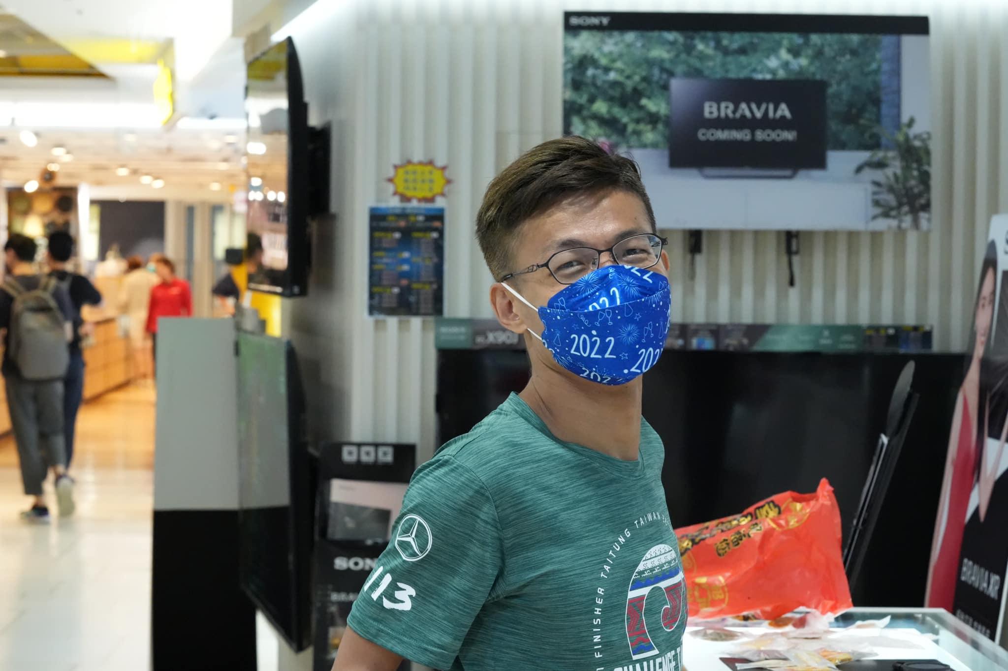 Howrad在Sony店內戴藍色口罩面對鏡頭