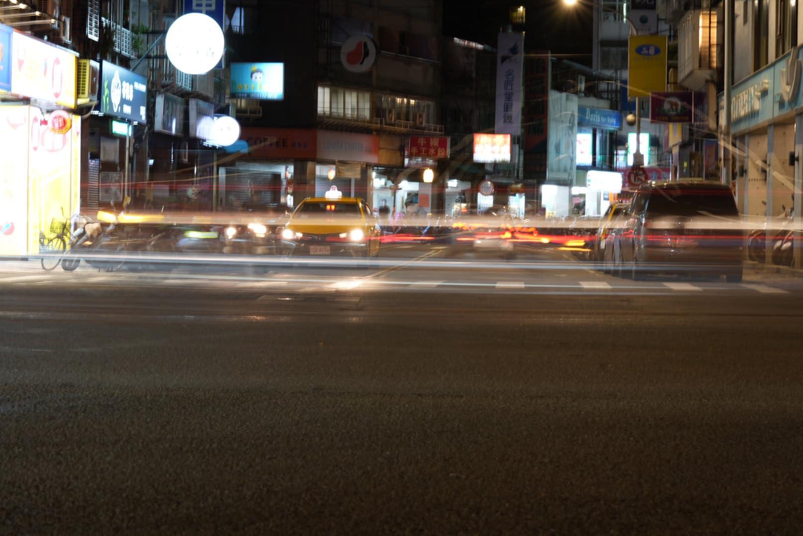 夜晚城市街道車流光軌長曝攝影