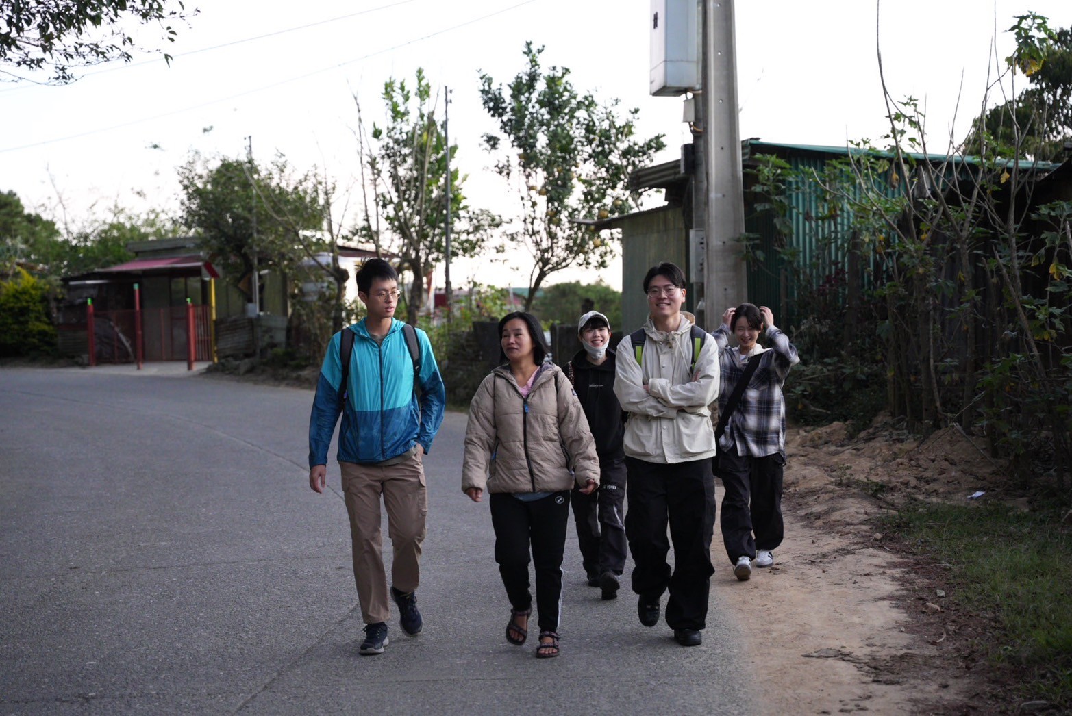 健行隊伍在清晨的鄉間道路上行走