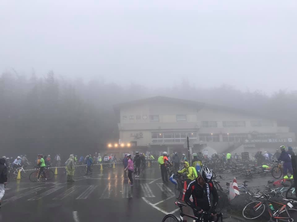 富士山登山賽選手在濃霧濕地中準備