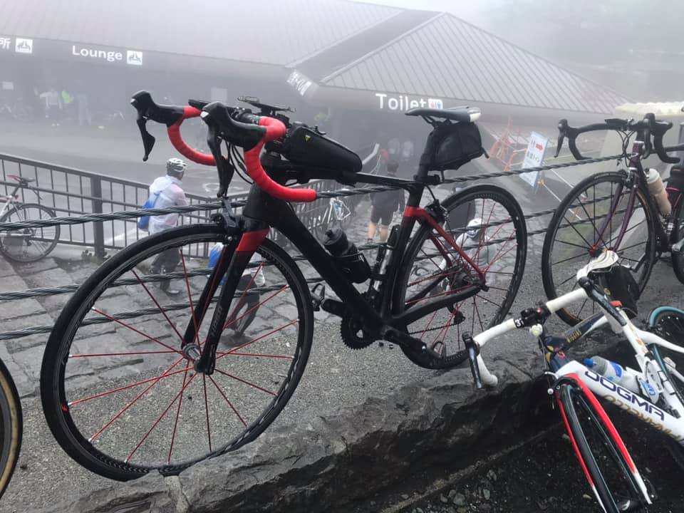 富士山濃霧中停靠的黑紅公路車
