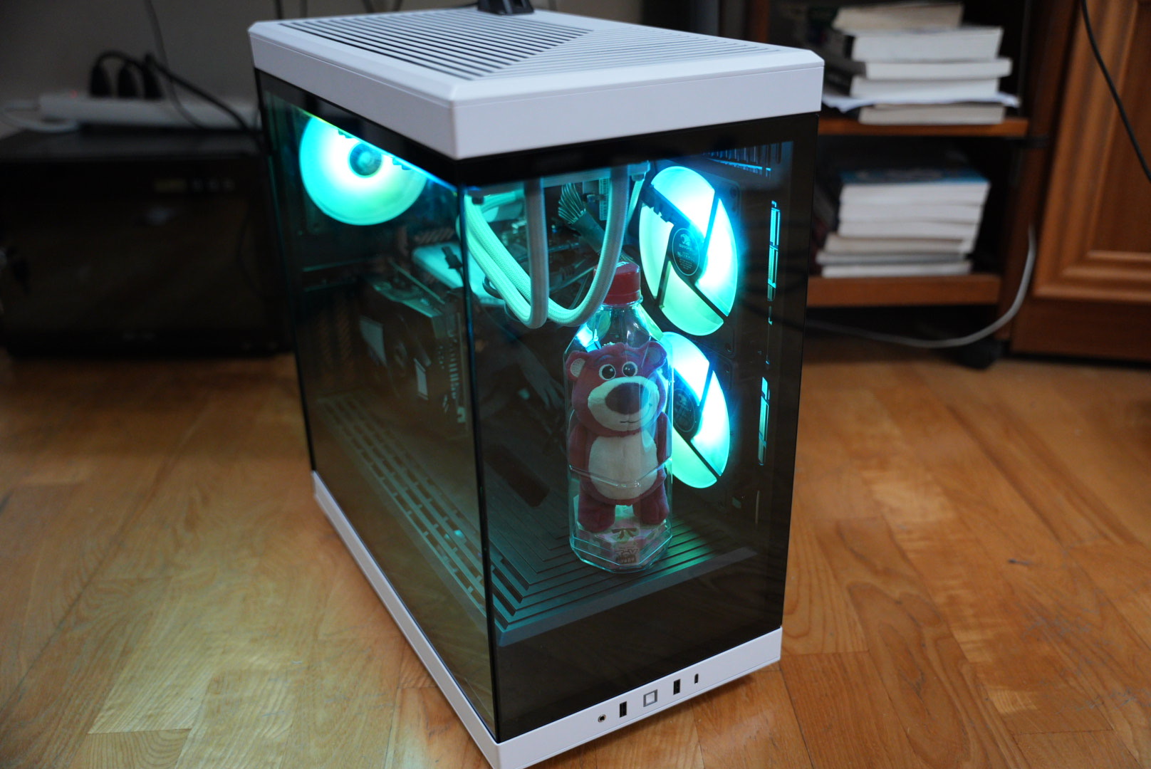 HYTE Y40 電競機箱內部藍綠光風扇與草莓熊擺