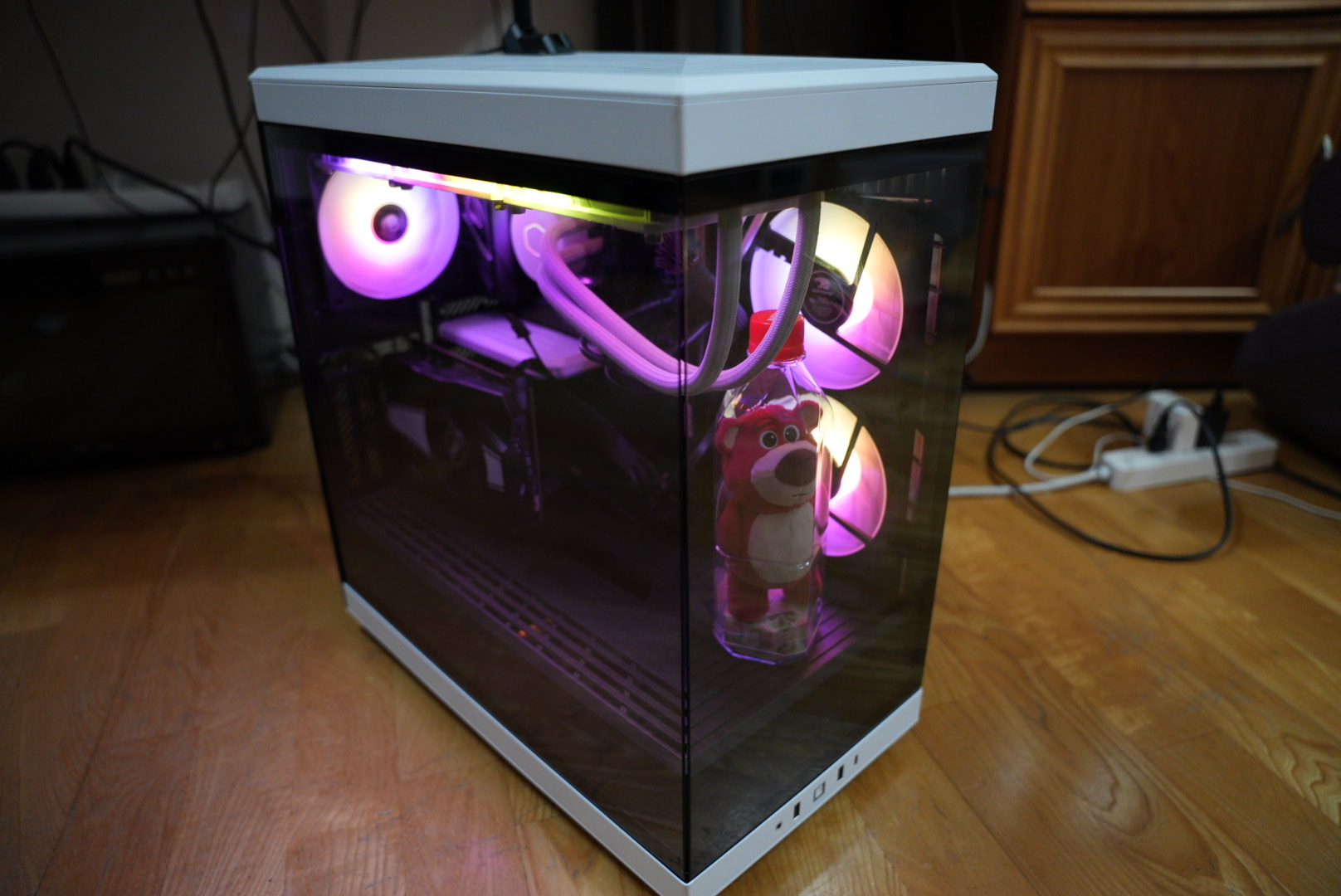 HYTE Y40白色電競機箱，內部RGB風扇與熊抱哥