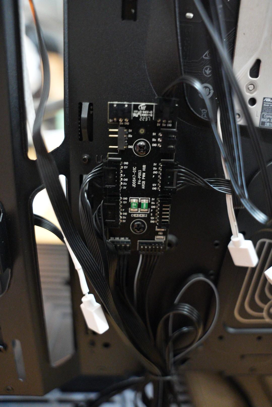 機箱背板上的內建ARGB PWM集線器與連接線