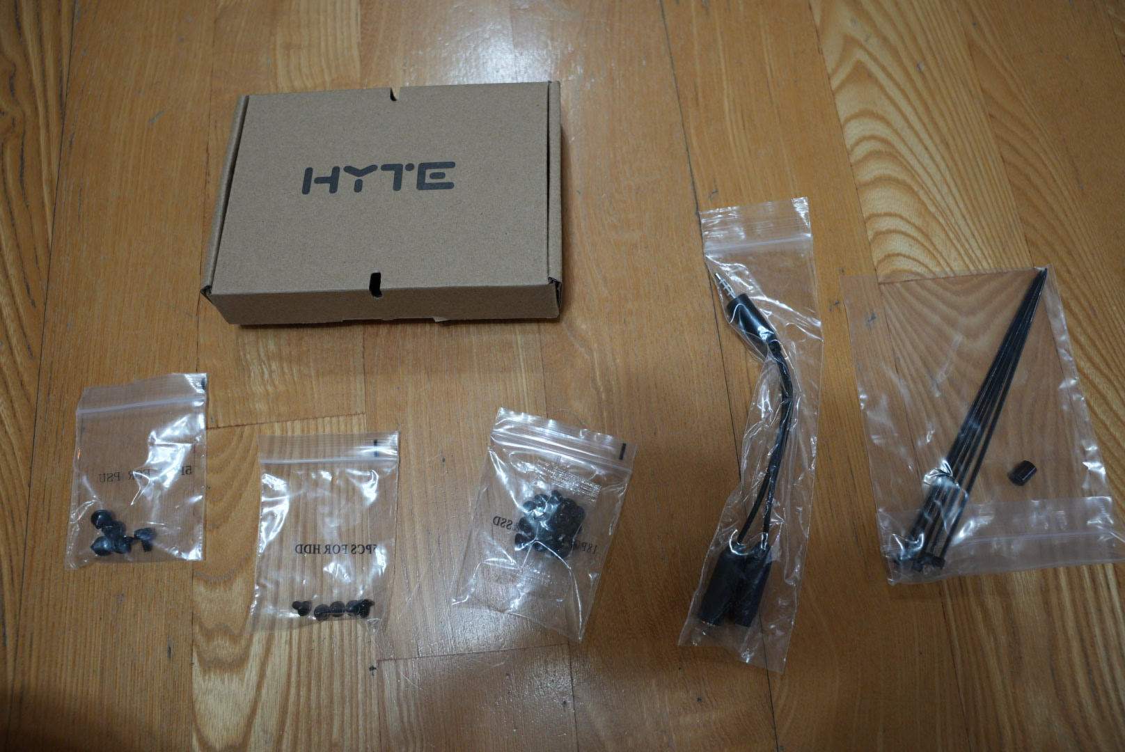 HYTE Y40機箱隨附的螺絲與線材配件包
