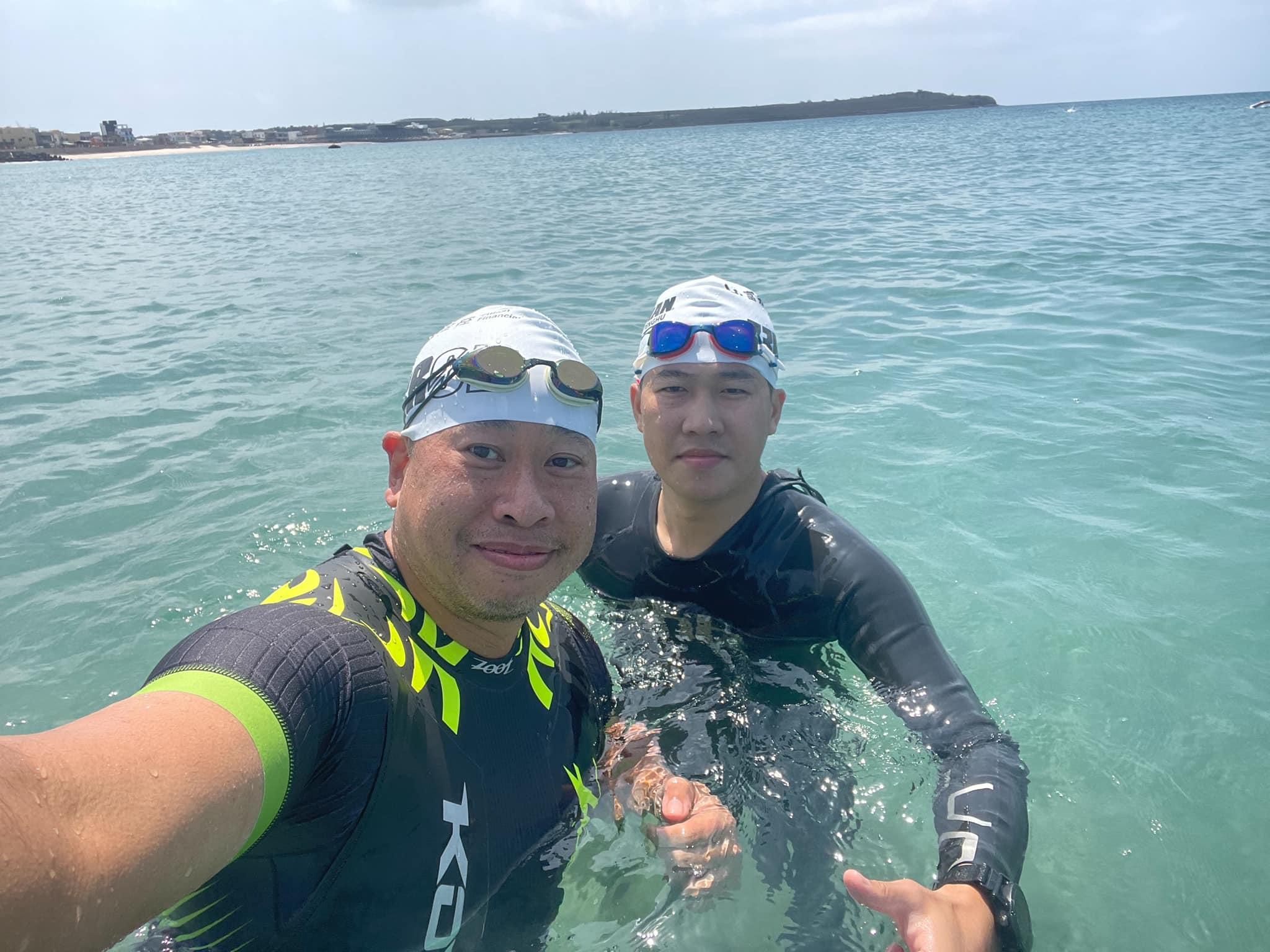 兩位鐵人三項選手在澎湖蒔里沙灘海中自