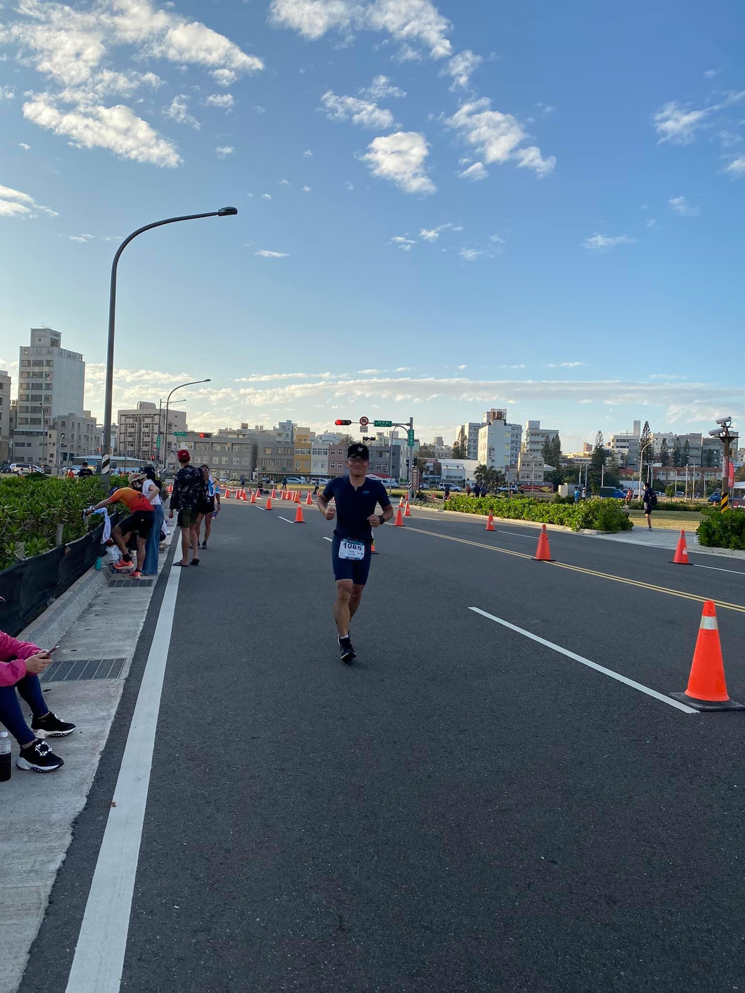 澎湖鐵人賽選手1065號在市區道路跑步