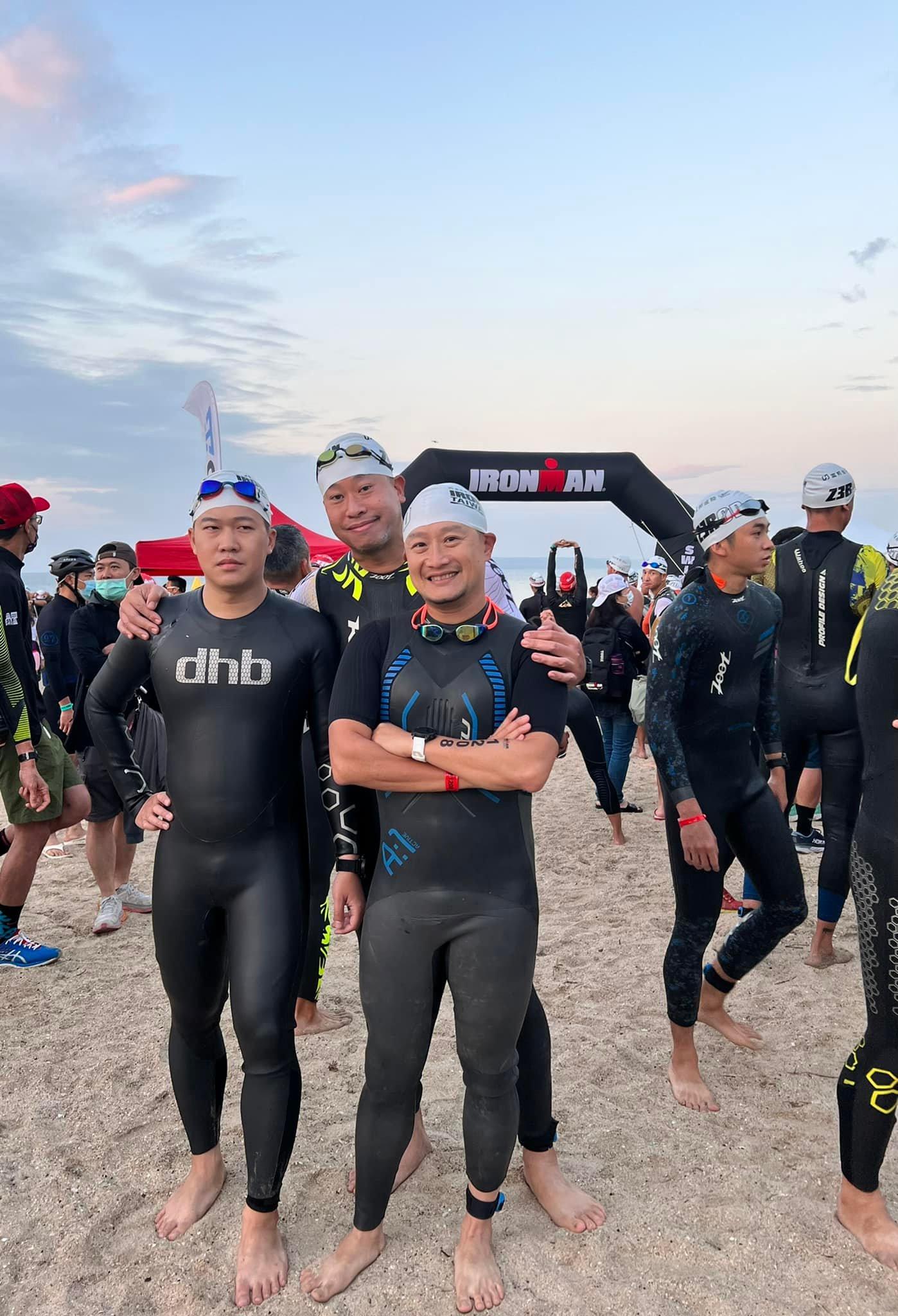 三位鐵人三項選手在澎湖沙灘等待比賽