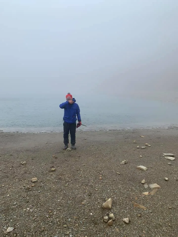 登山者在嘉明湖畔濃霧中等待
