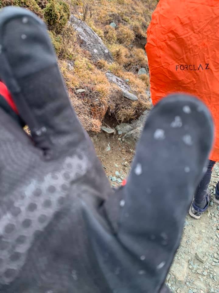 沾滿冰霰的登山手套與嘉明湖山徑