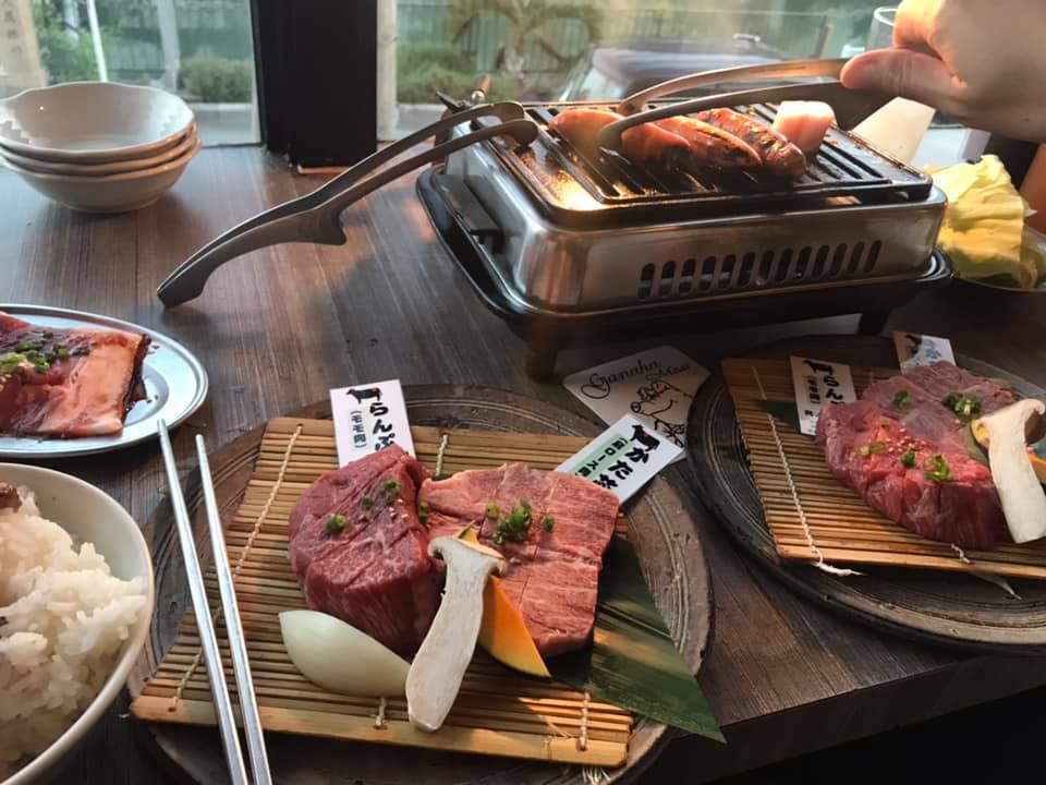 和牛燒烤餐廳內，烤爐上烤著肉，桌上擺放生和
