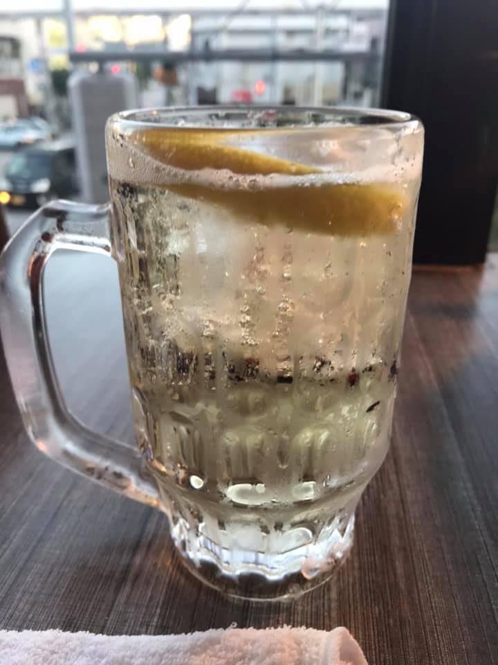 冰鎮檸檬氣泡飲特寫，杯緣有水珠