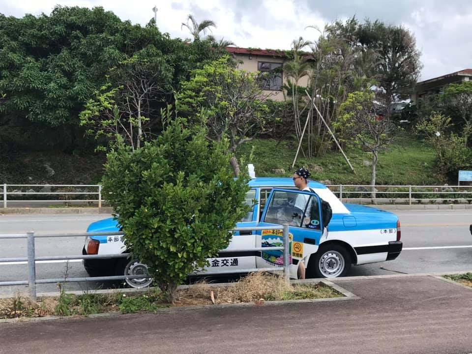 沖繩藍白計程車旁男子下車