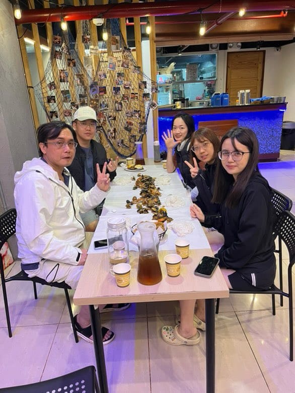 五位朋友在餐廳享用海鮮晚餐