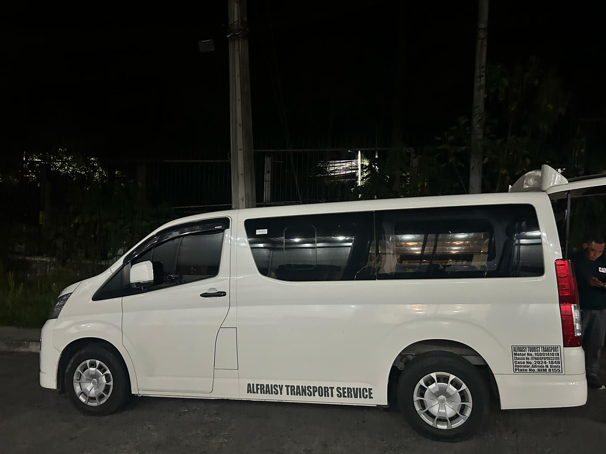學校租用的白色廂型車
