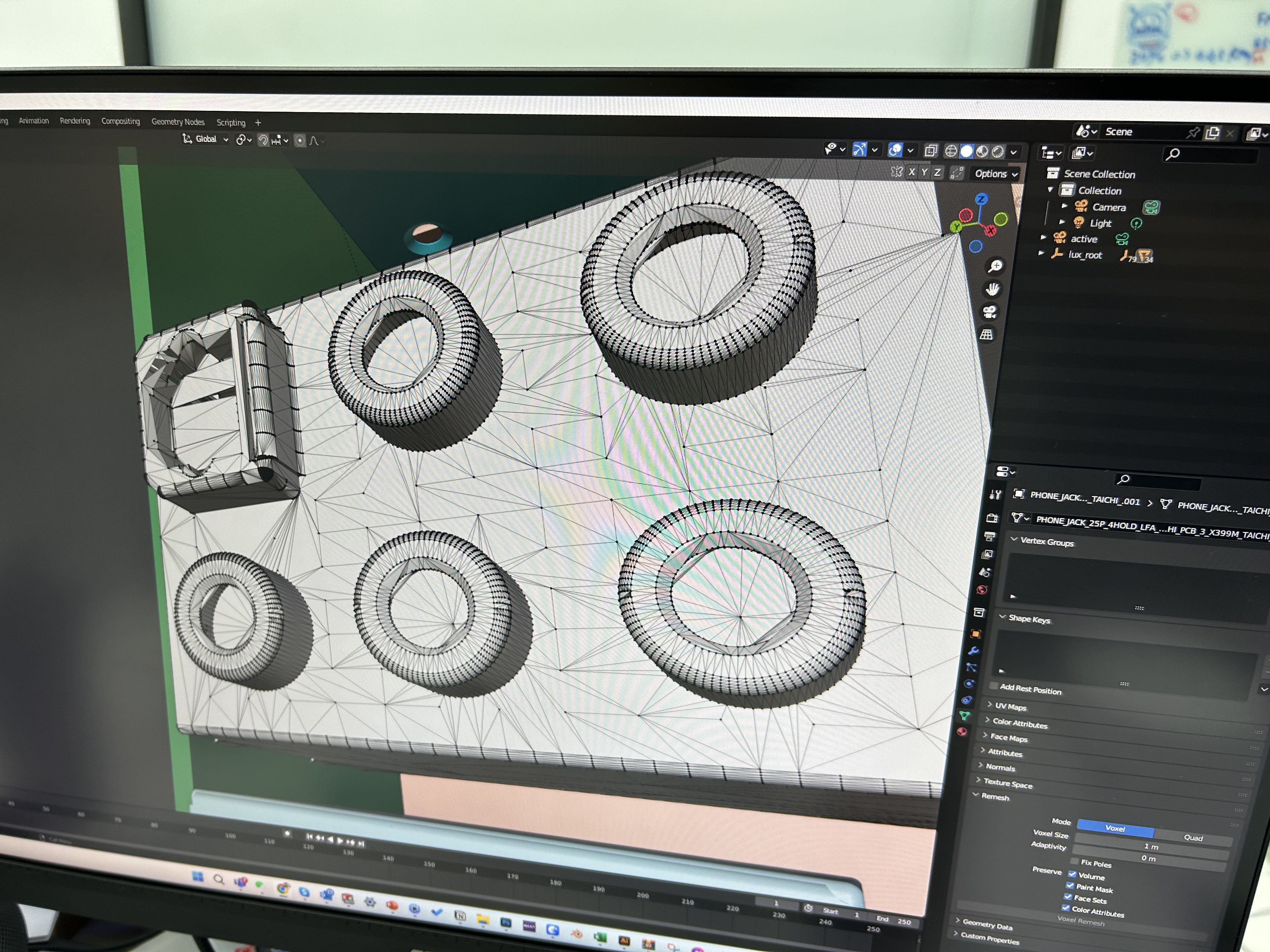 電腦螢幕顯示3D建模軟體中的電子零件線框模型