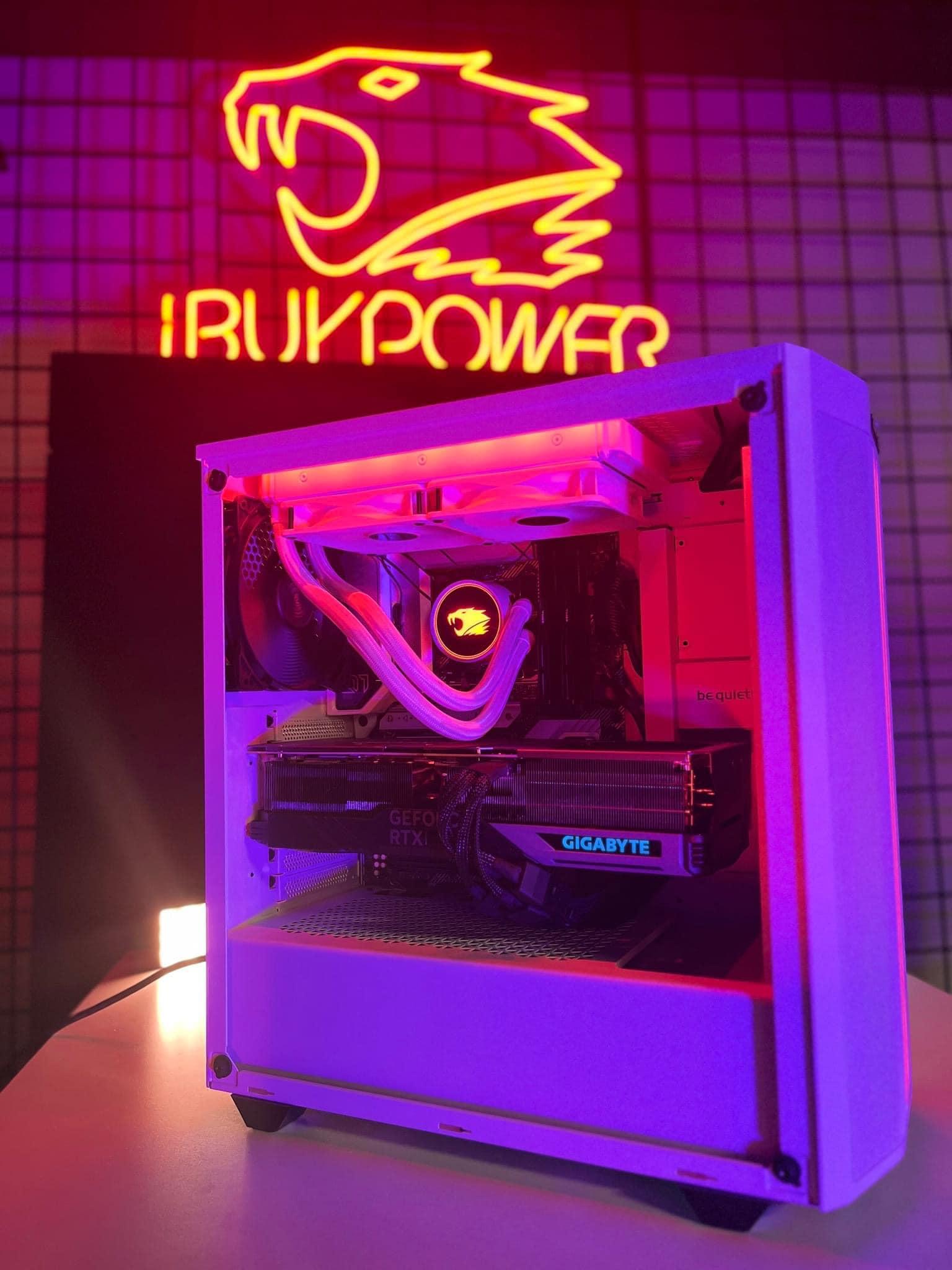 白色電腦機殼內GIGABYTE顯卡與RGB燈光