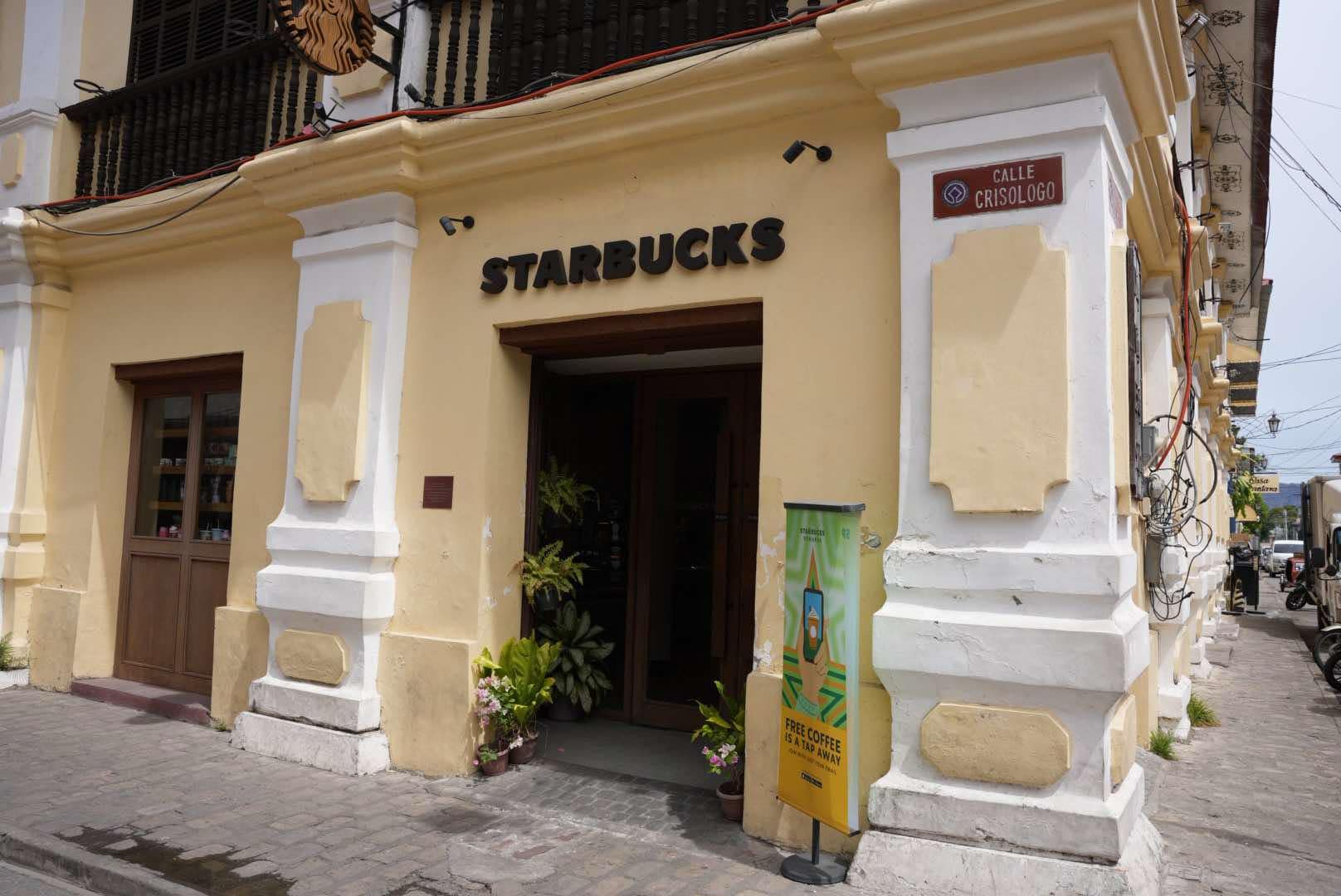 維甘古城Calle Crisologo街上的星巴克